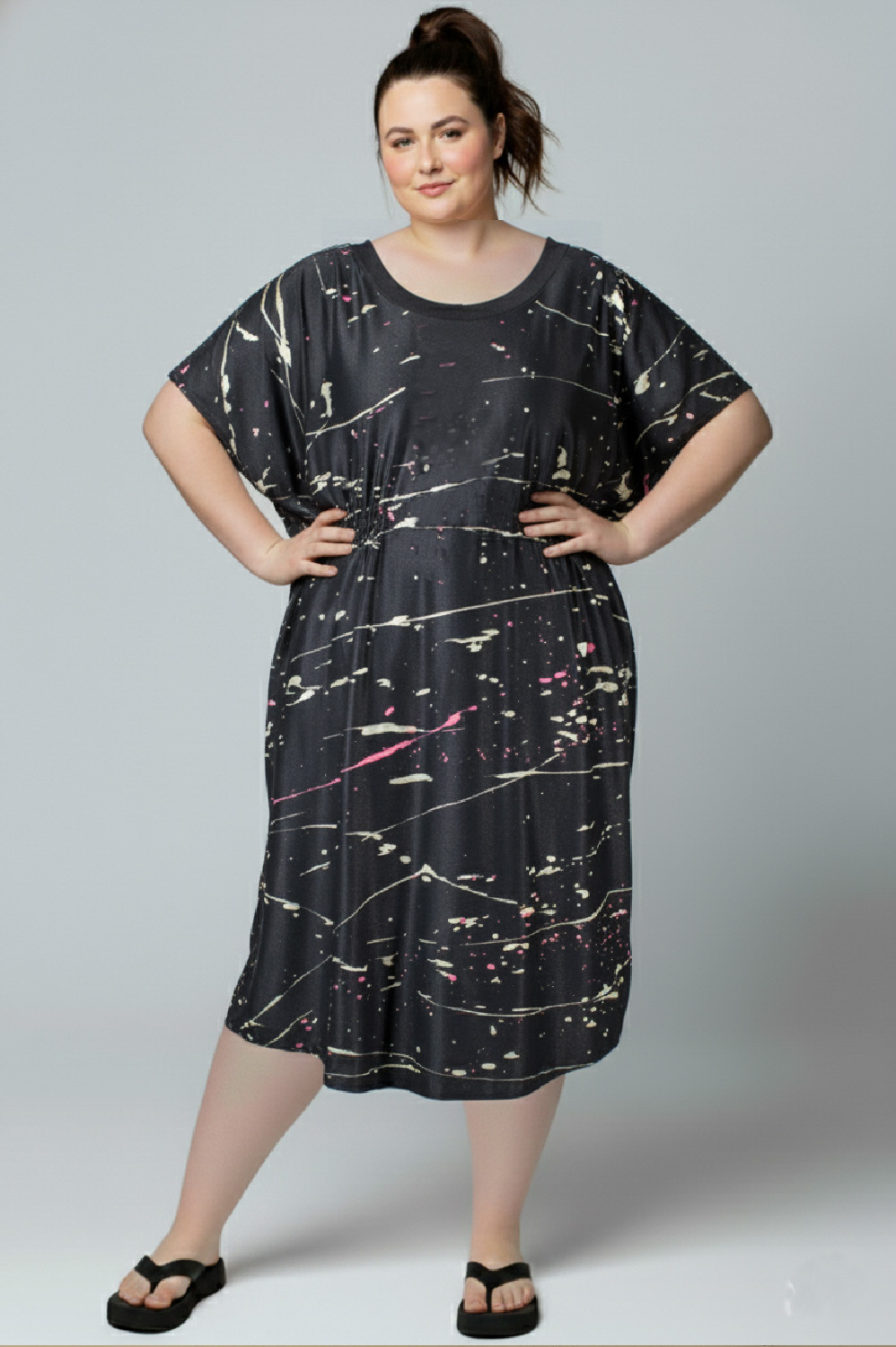 VESTIDO PLUS SIZE PINTADO À MÃO SOLTO, COM MANGA CURTA, BOLSOS E DETALHE DE LASTEX NA FRENTE E NAS COSTAS