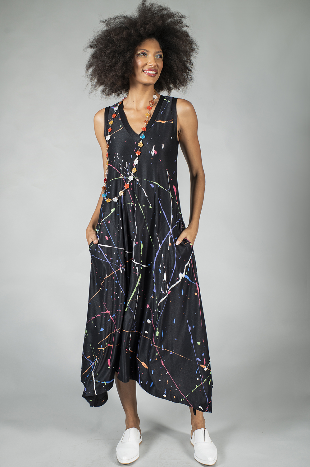 VESTIDO PINTADO À MÃO REGATA, OVERMIDI, COM PONTAS LATERAIS E BOLSOS