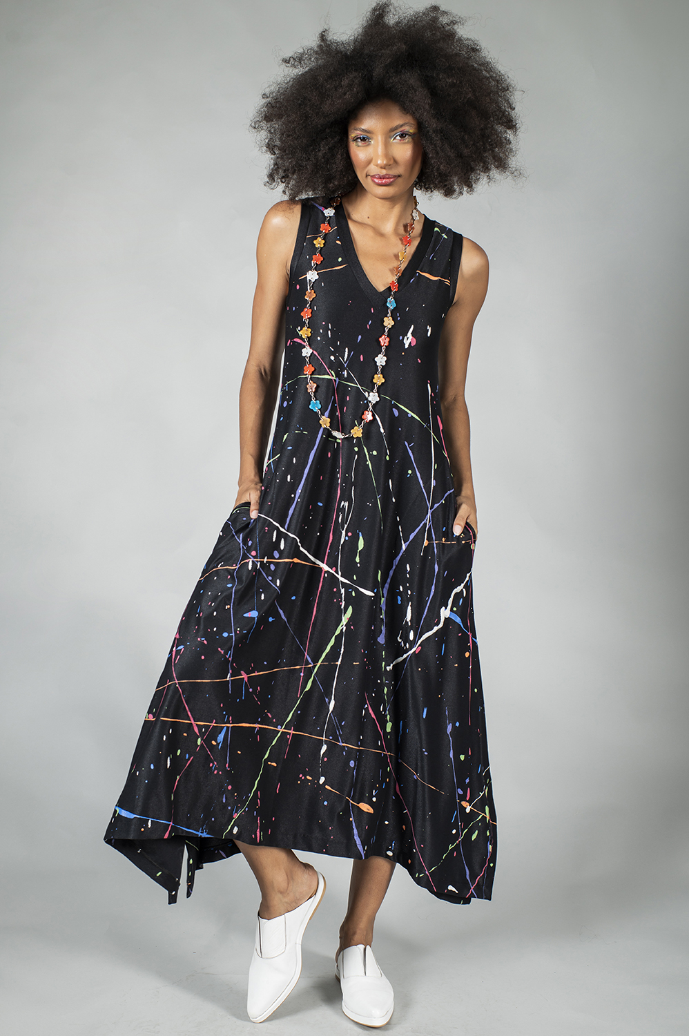 VESTIDO PINTADO À MÃO REGATA, OVERMIDI, COM PONTAS LATERAIS E BOLSOS