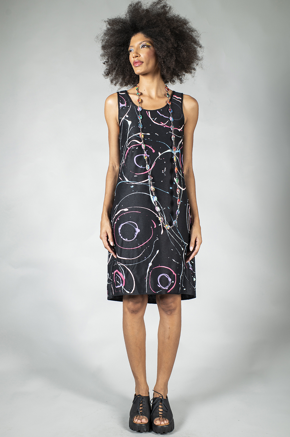 VESTIDO PINTADO À MÃO REGATA COM DETALHE DE AMARRAÇÃO NAS COSTAS