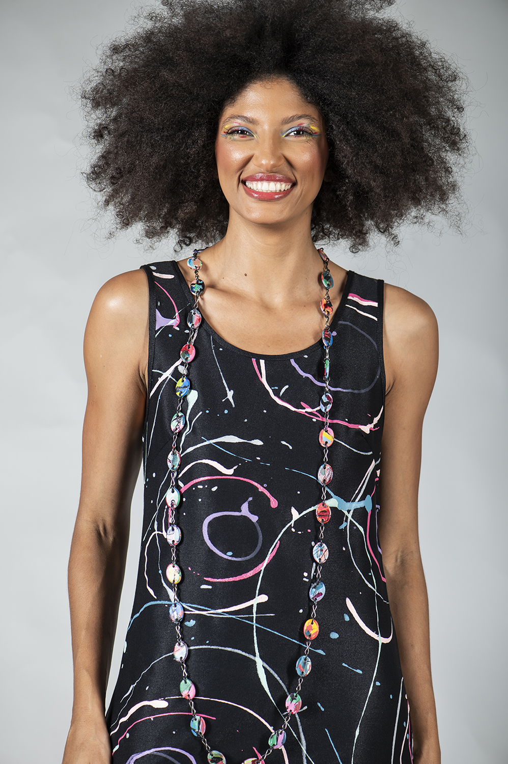 VESTIDO PINTADO À MÃO REGATA COM DETALHE DE AMARRAÇÃO NAS COSTAS