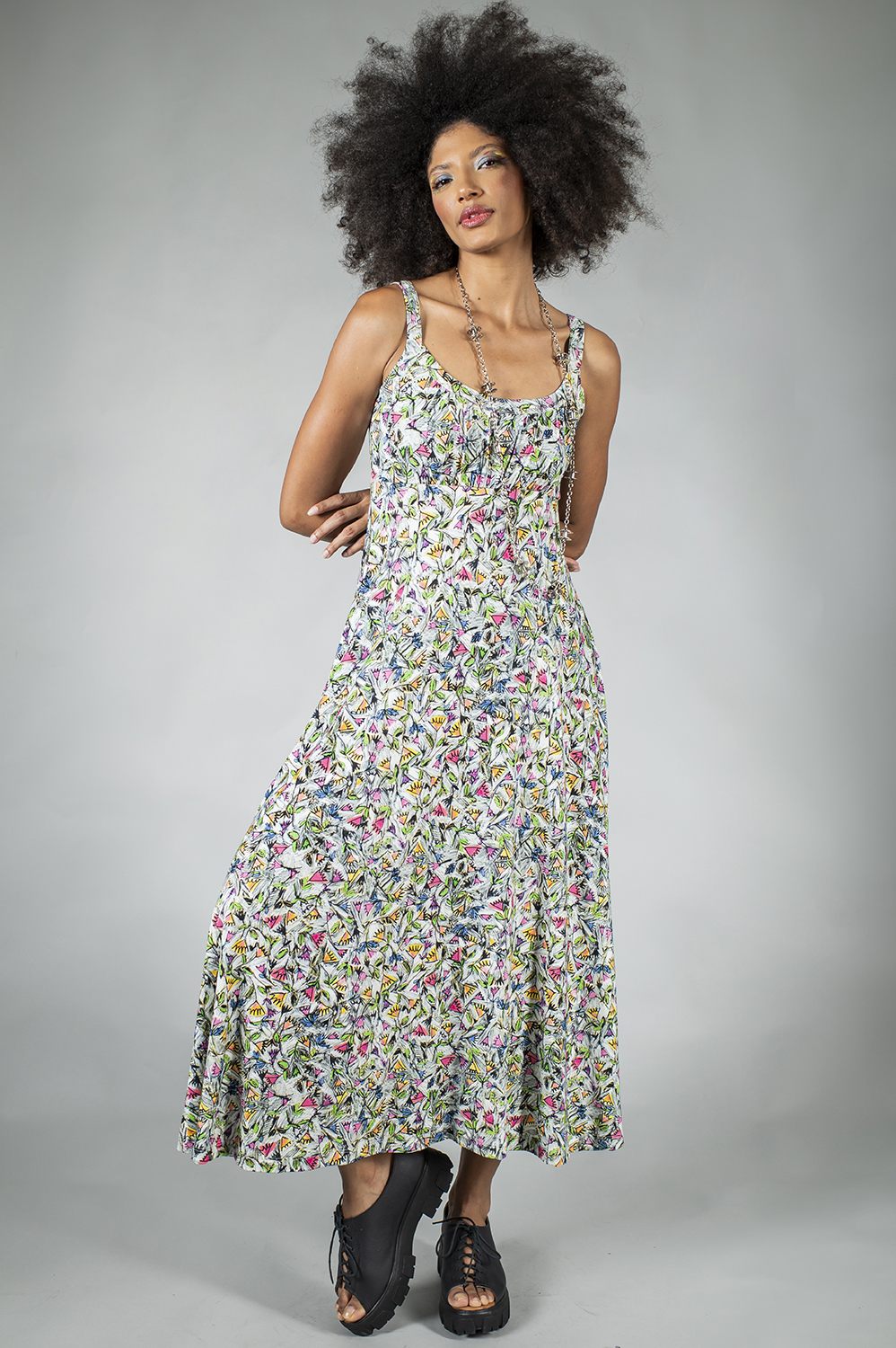 VESTIDO MIDI DE ALÇA LEVEMENTE LINHA A COM DETALHE DE BUSTO TODO FRANZIDINHO