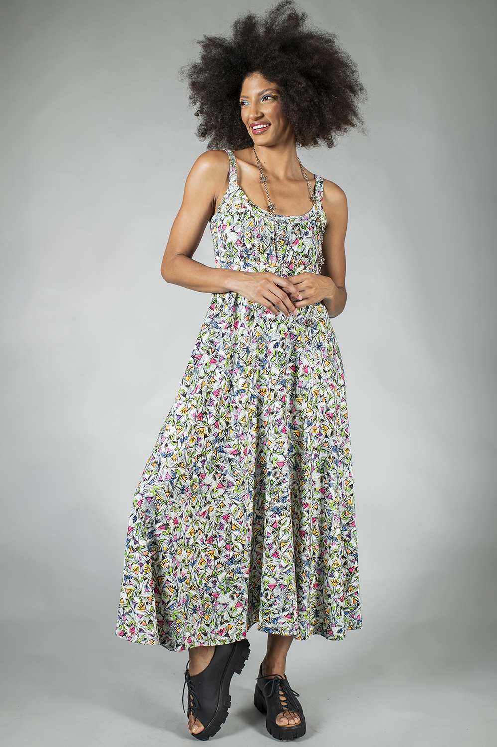 VESTIDO MIDI DE ALÇA LEVEMENTE LINHA A COM DETALHE DE BUSTO TODO FRANZIDINHO