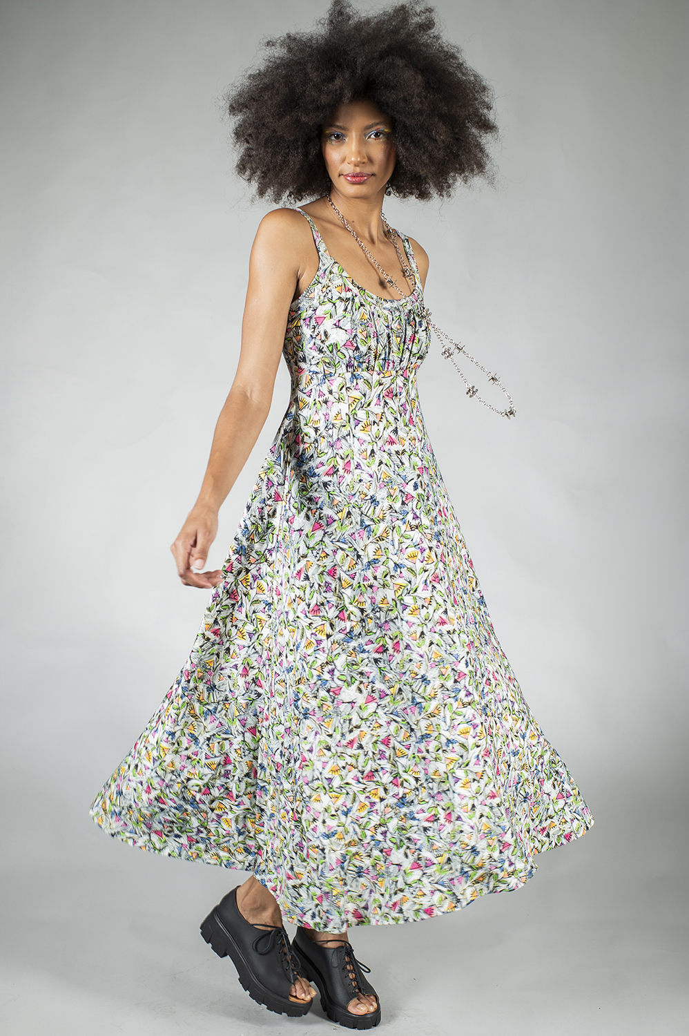 VESTIDO MIDI DE ALÇA LEVEMENTE LINHA A COM DETALHE DE BUSTO TODO FRANZIDINHO - Image 4