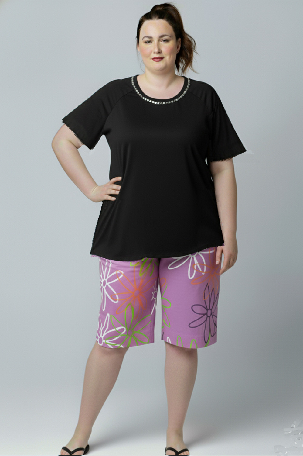 BLUSA PLUS SIZE, LINHA A, COM MANGA SOLTINHA, DECOTE REDONDO E CUSTOMIZAÇÃO DE BORDADO DE LANTEJOULAS QUADRADAS NO DECOTE