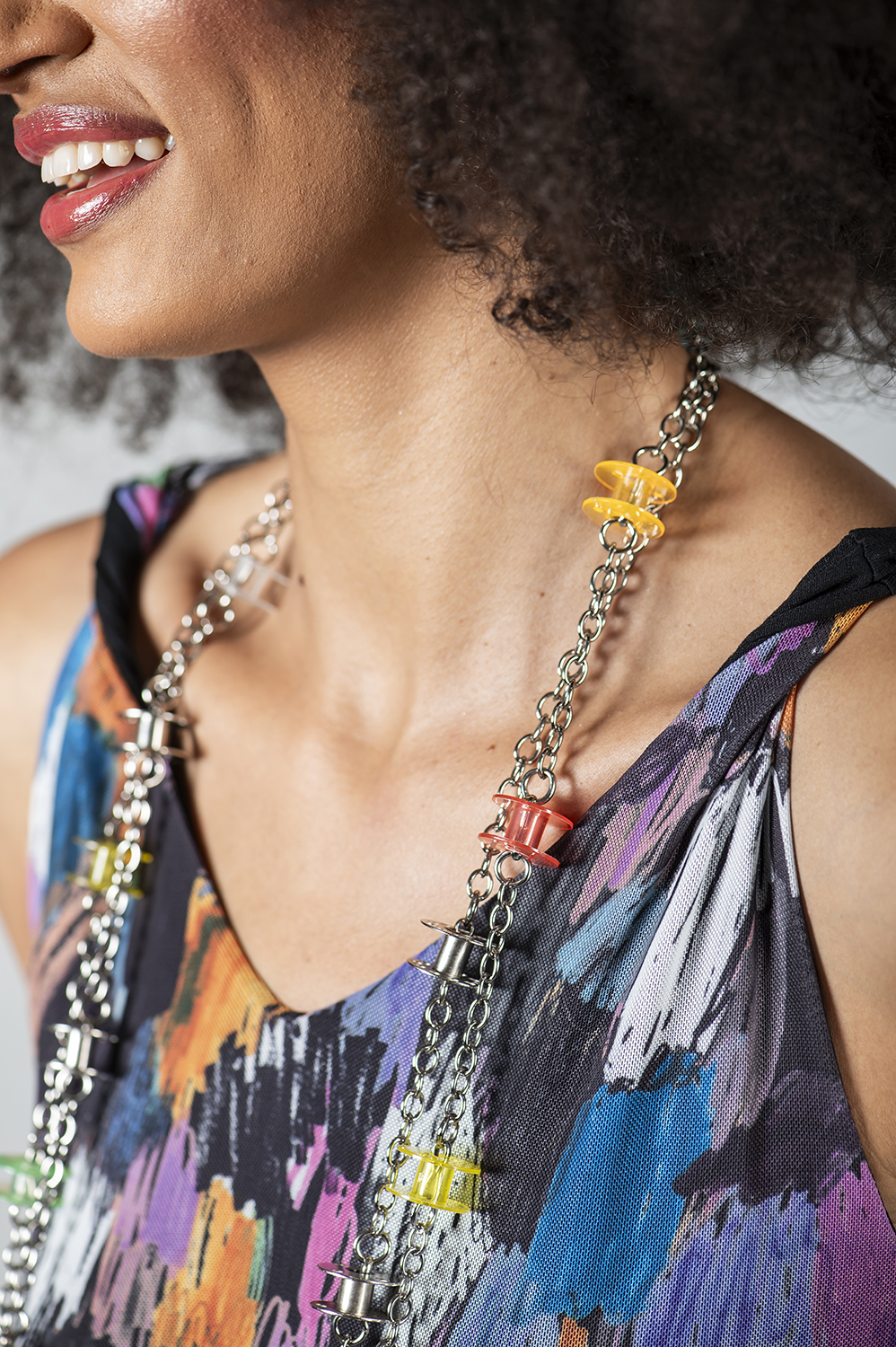 VESTIDO REGATA, SOLTINHO COM BOLSOS E DETALHE DE ALÇA TORCIDA - Image 3