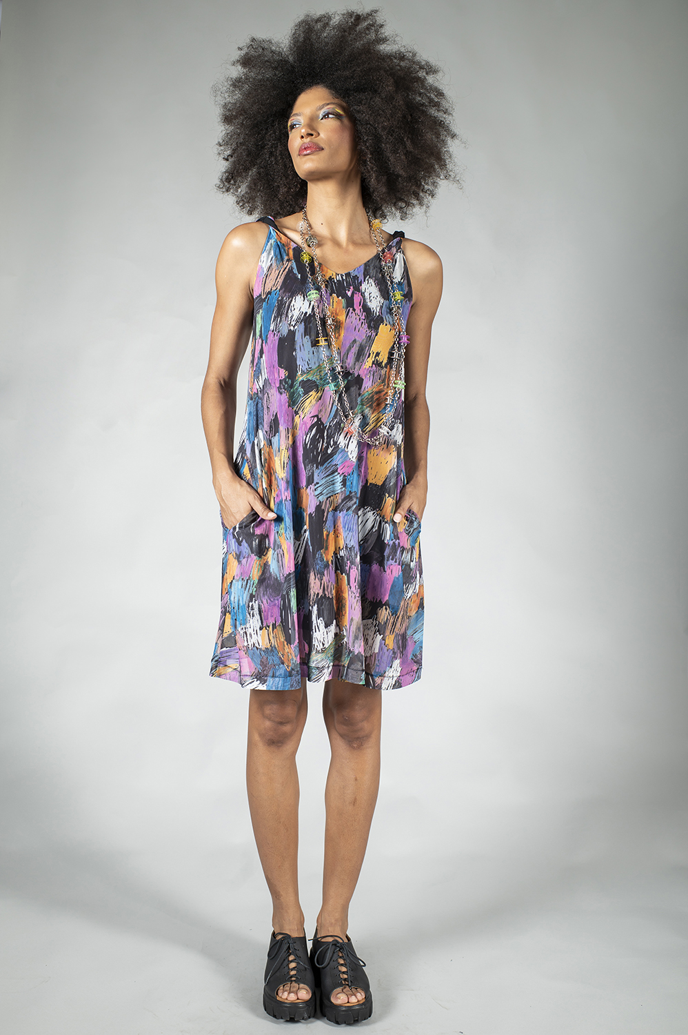 VESTIDO REGATA, SOLTINHO COM BOLSOS E DETALHE DE ALÇA TORCIDA - Image 6