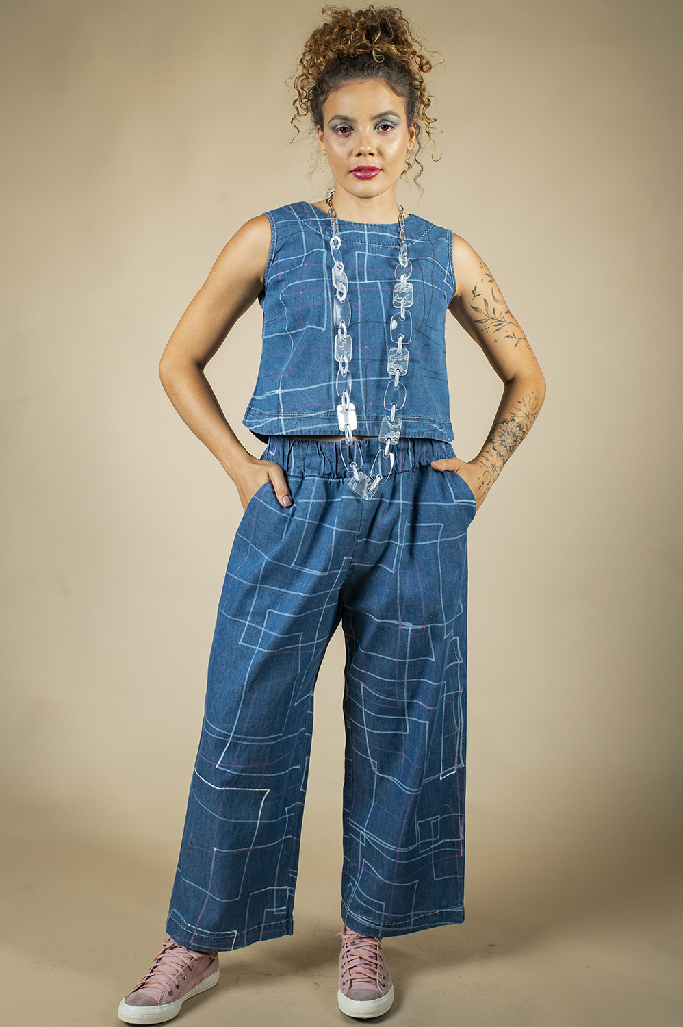 CALÇA PINTADA À MÃO PESCADOR COM ELÁSTICO NO CÓS, BOLSOS E DETALHE DE FENDINHA NA BARRA