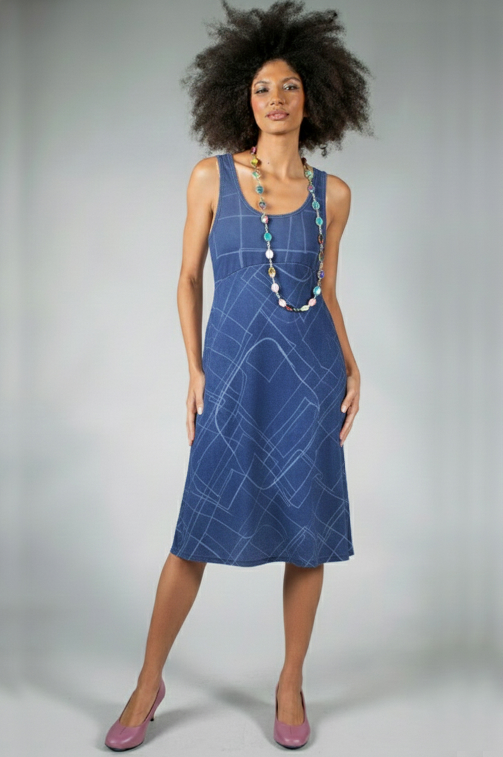 VESTIDO PINTADO À MÃO REGATA COM DETALHE DE RECORTE ABAIXO DO BUSTO - Image 2