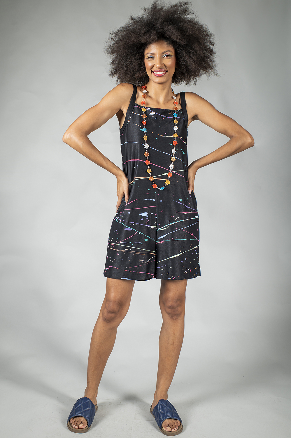 MACACÃO PINTADO À MÃO CURTO, DE ALÇA, COM RECORTE BAIXO NA CINTURA E SOLTINHO