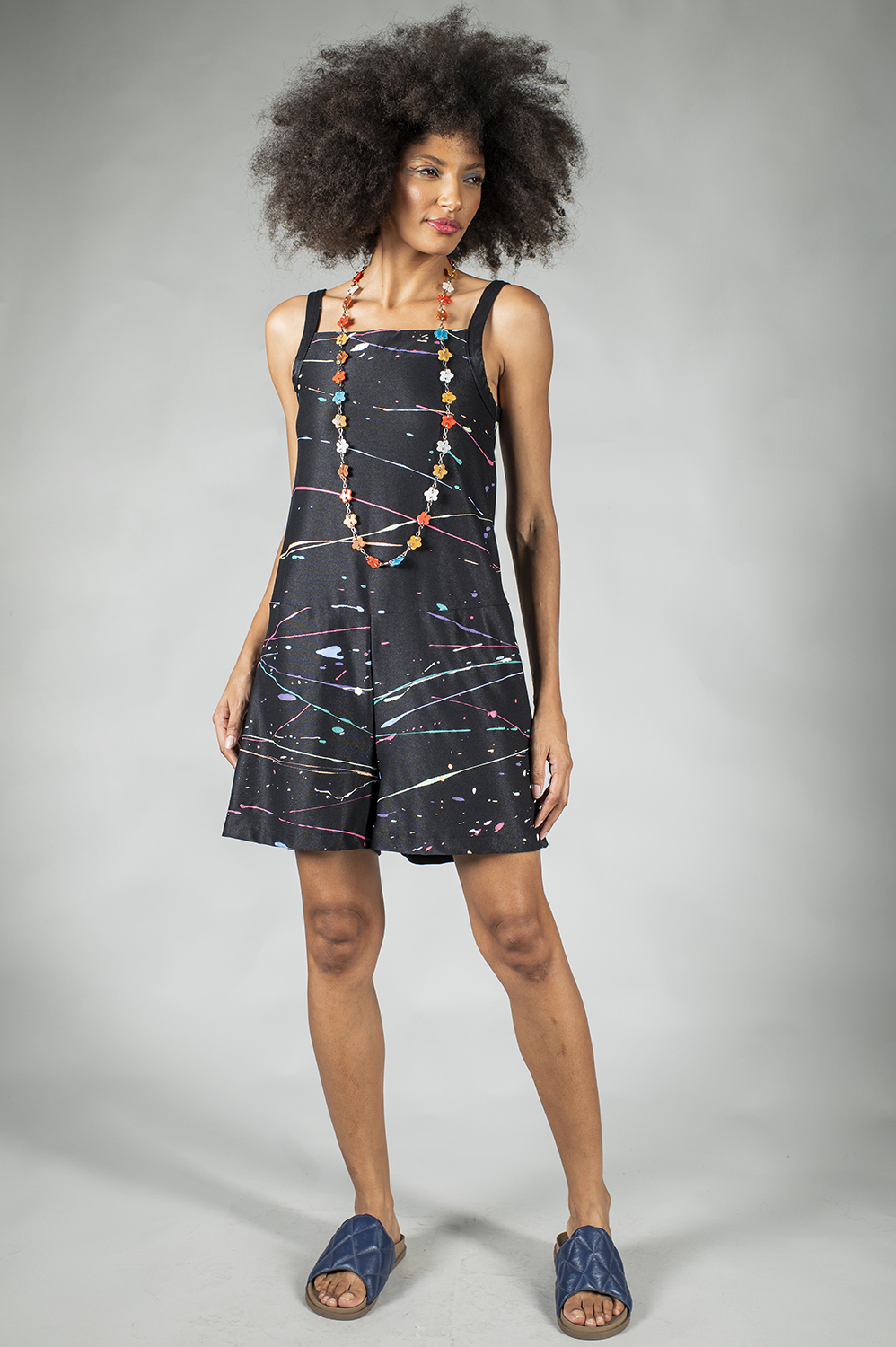 MACACÃO PINTADO À MÃO CURTO, DE ALÇA, COM RECORTE BAIXO NA CINTURA E SOLTINHO