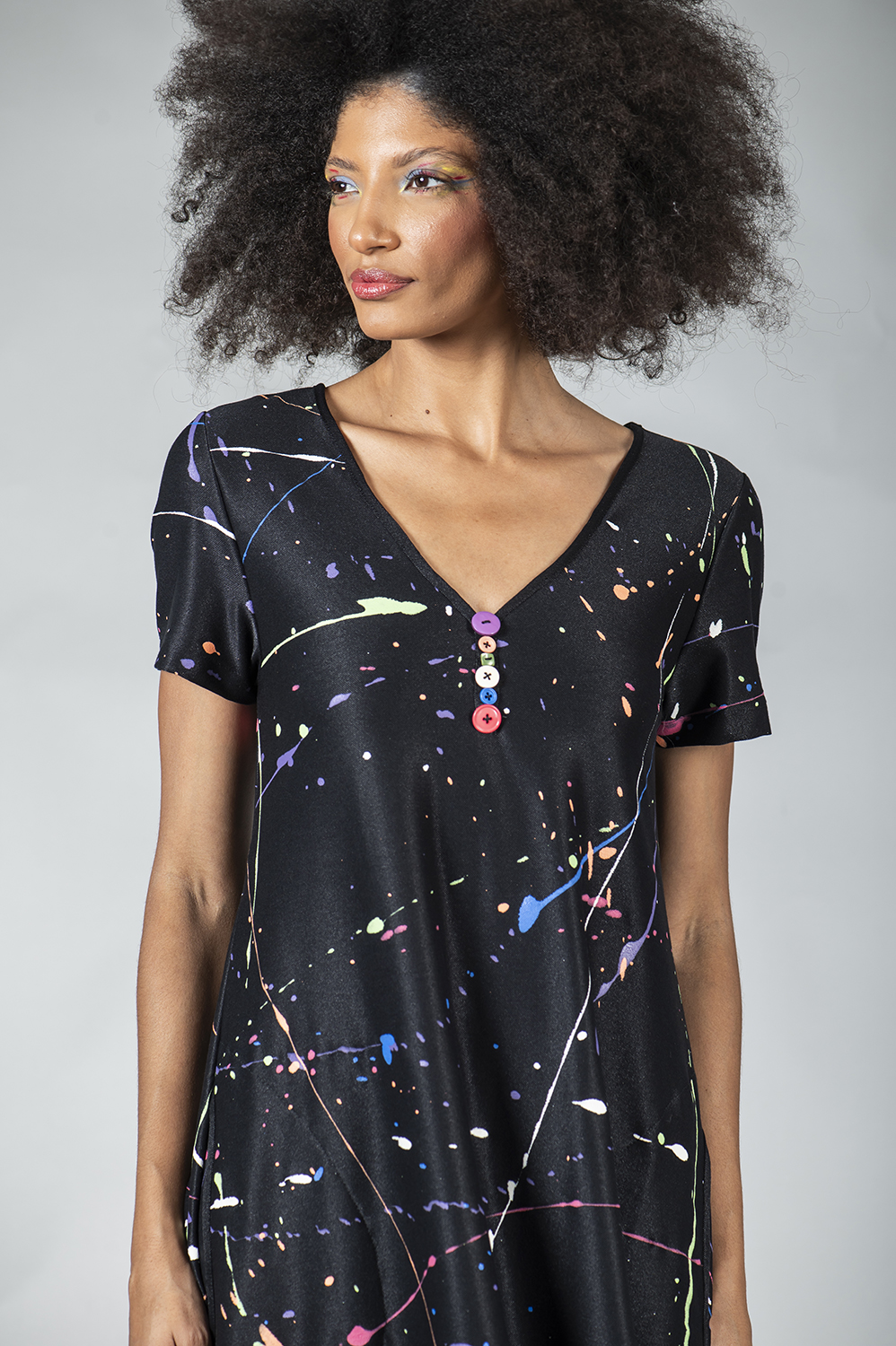 VESTIDO PINTADO À MÃO EVASÉE, DE MANGA CURTA, DECOTE V COM DETALHE DE BOTÕES - Image 2