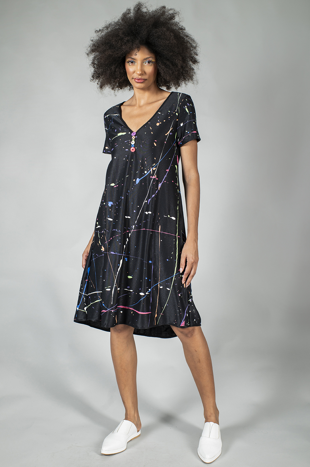 VESTIDO PINTADO À MÃO EVASÉE, DE MANGA CURTA, DECOTE V COM DETALHE DE BOTÕES - Image 4