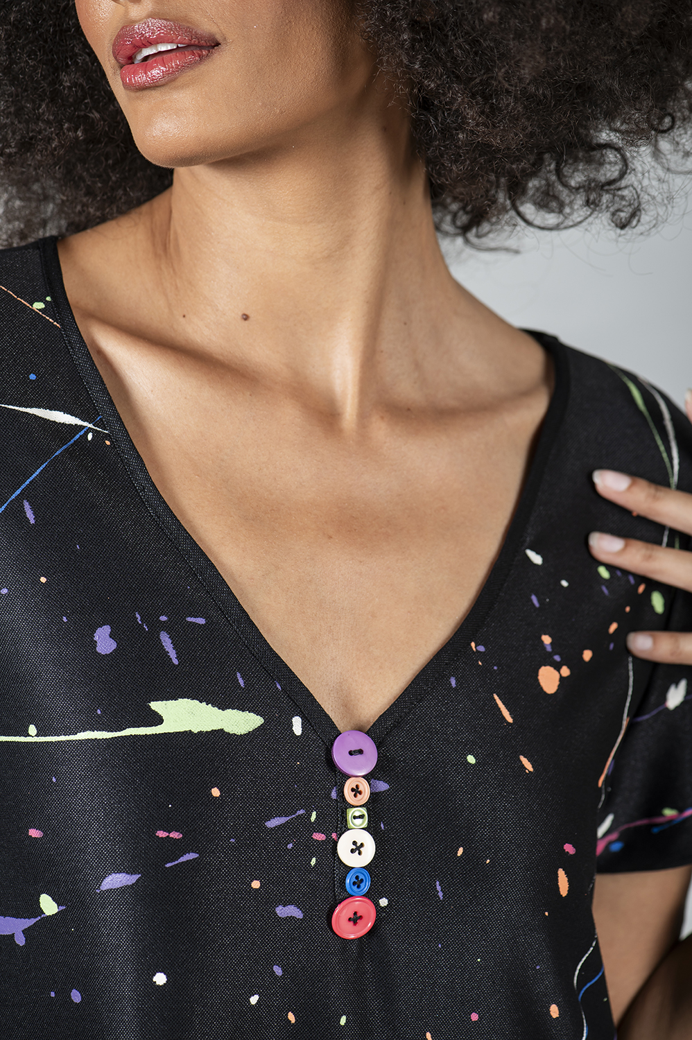 VESTIDO PINTADO À MÃO EVASÉE, DE MANGA CURTA, DECOTE V COM DETALHE DE BOTÕES - Image 5