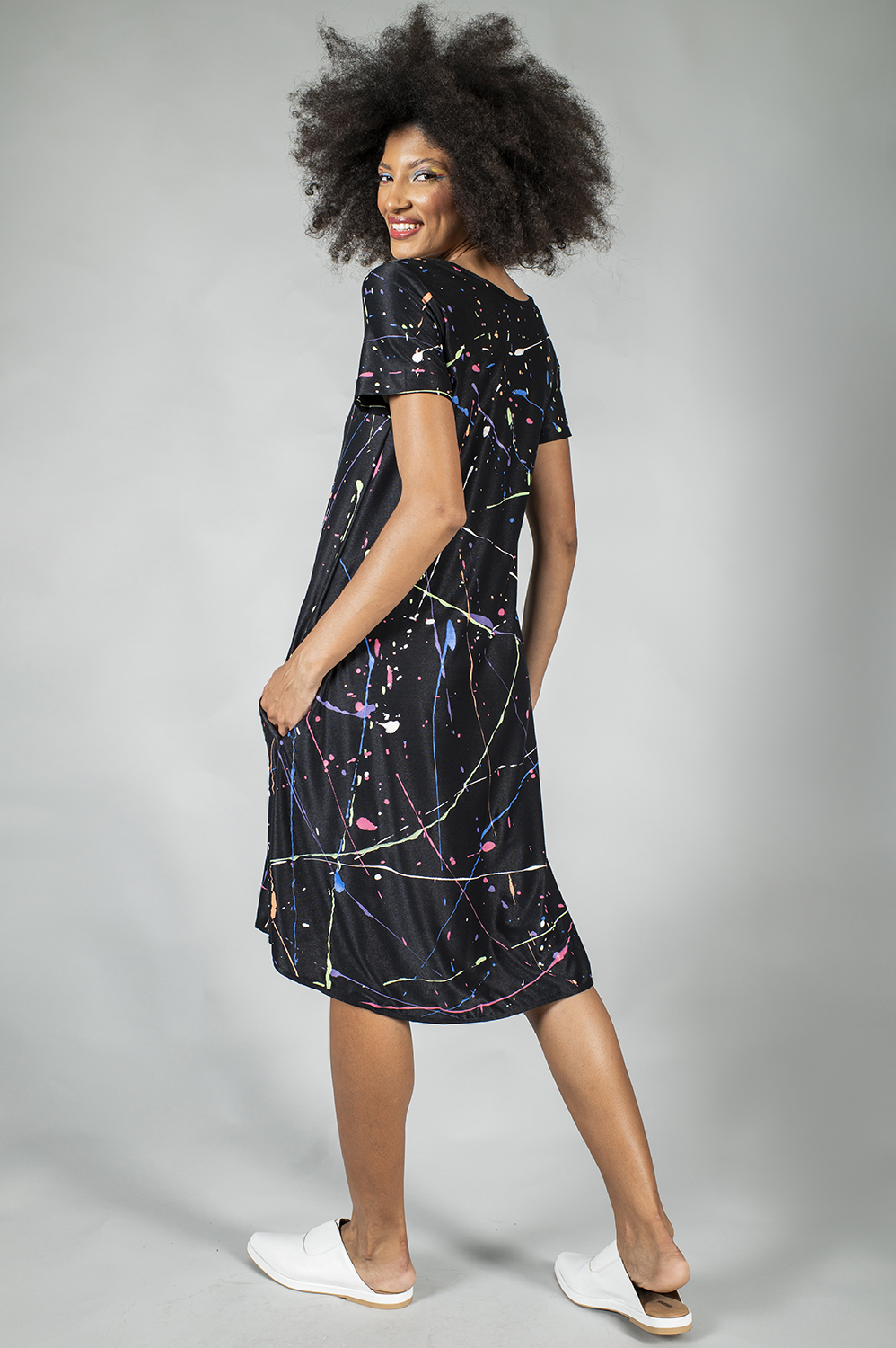 VESTIDO PINTADO À MÃO EVASÉE, DE MANGA CURTA, DECOTE V COM DETALHE DE BOTÕES - Image 6