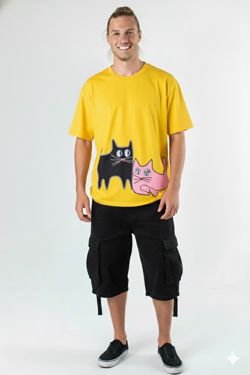 T-SHIRT DE MANGA CURTA E DECOTE REDONDO COM APLICAÇÃO ARTESANAL DE BOLSOS DE GATOS