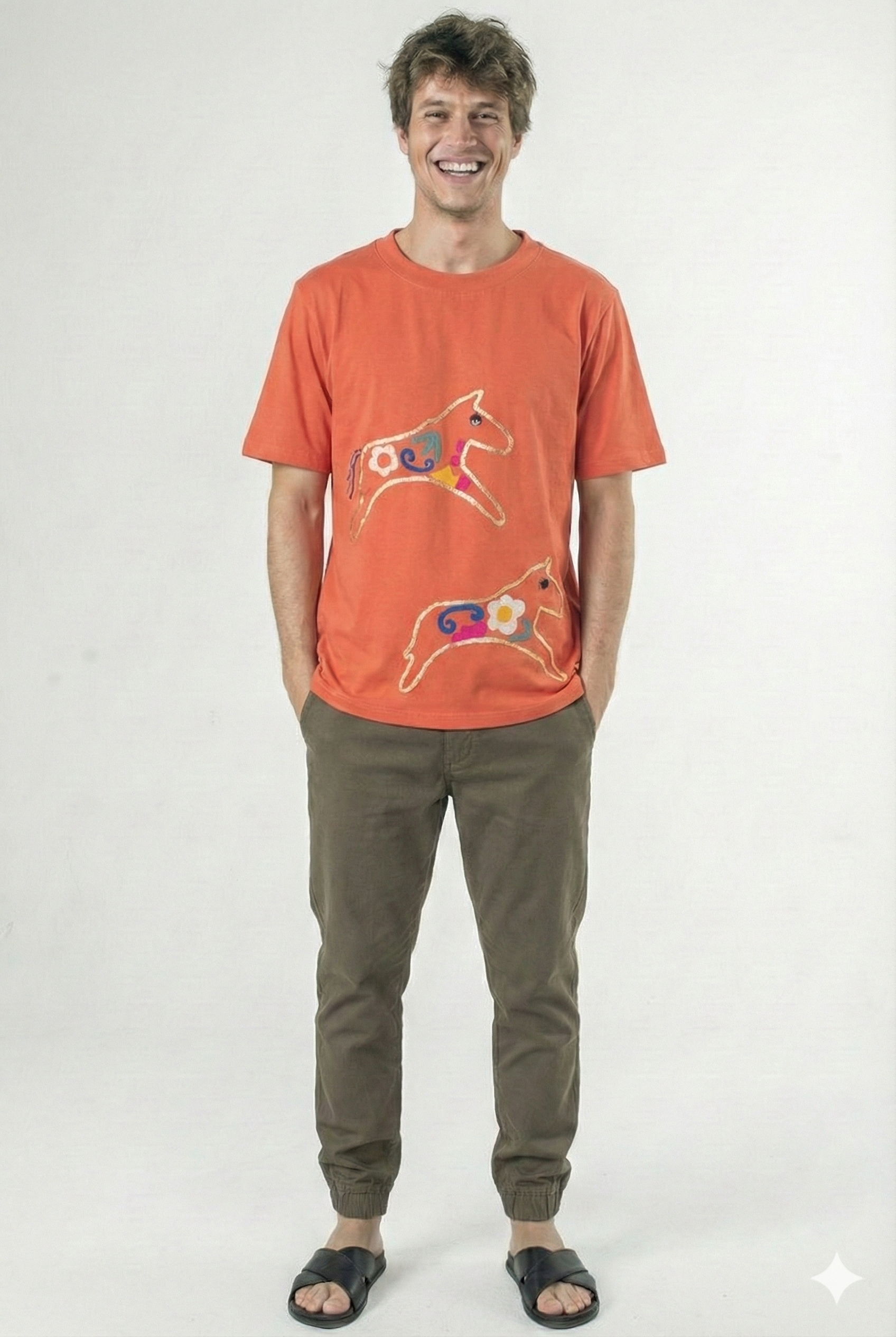 T-SHIRT DE MANGA CURTA E DECOTE REDONDO COM APLICAÇÃO DE CARROSSEL