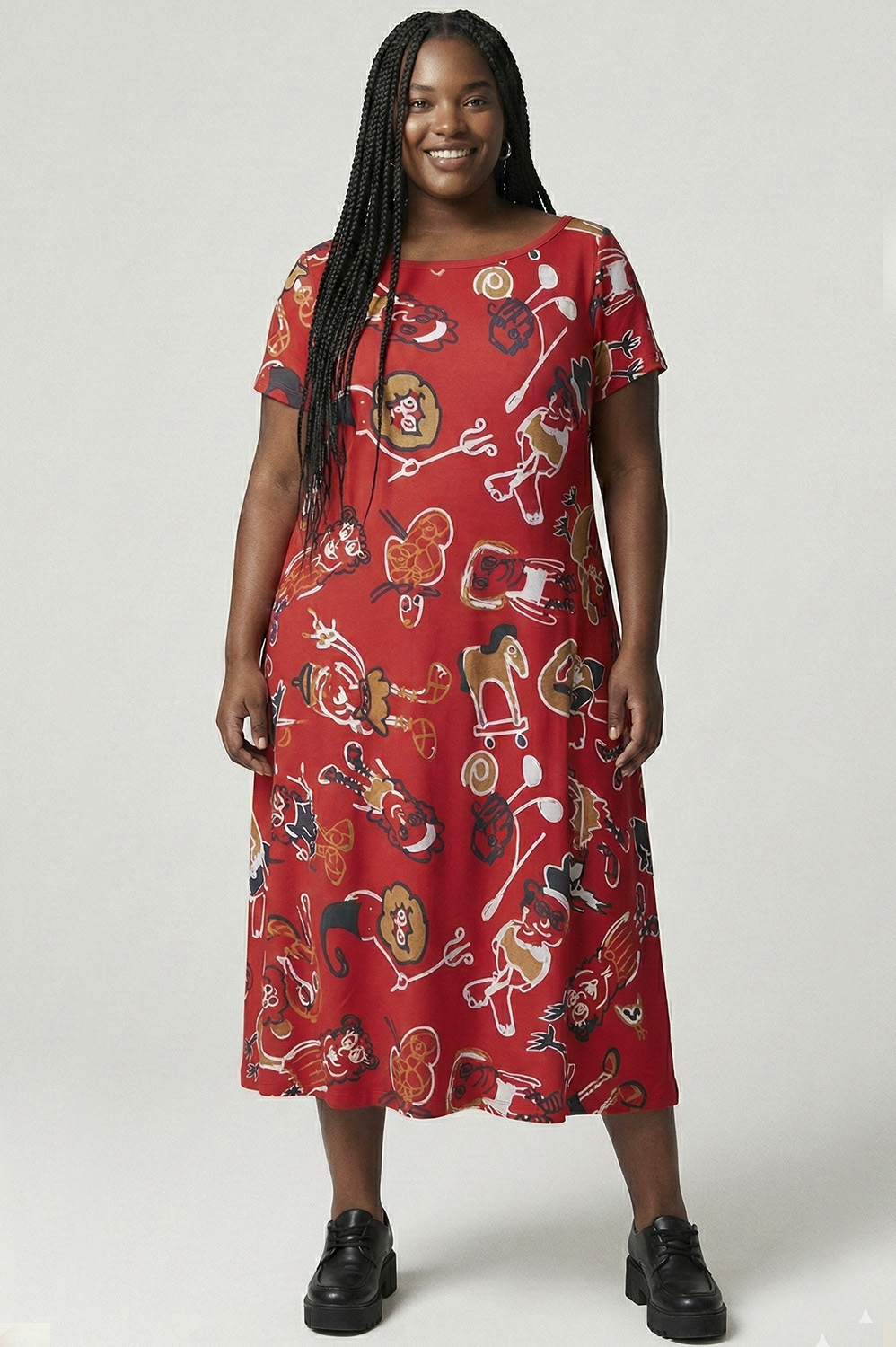 VESTIDO PLUS SIZE NO JOELHO COM MANGA CURTA, PENCES NO BUSTO, DECOTE CANOA MAIS ALTO E BOLSOS