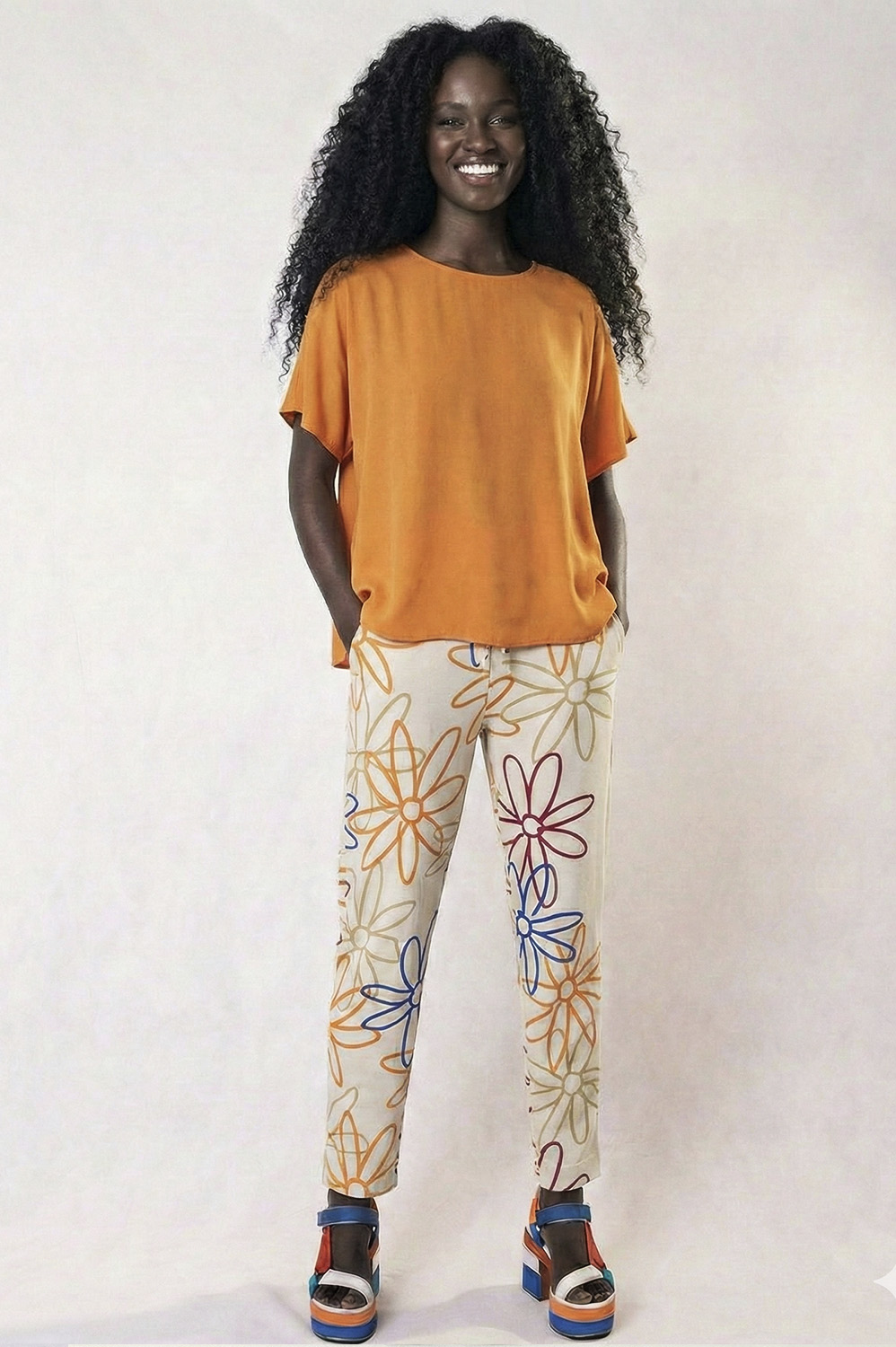 CALÇA LEVEMENTE CIGARRETE COM GANCHO UM POUQUINHO MAIS BAIXO E SOLTINHO, CÓS DE RIBANA E BOLSOS