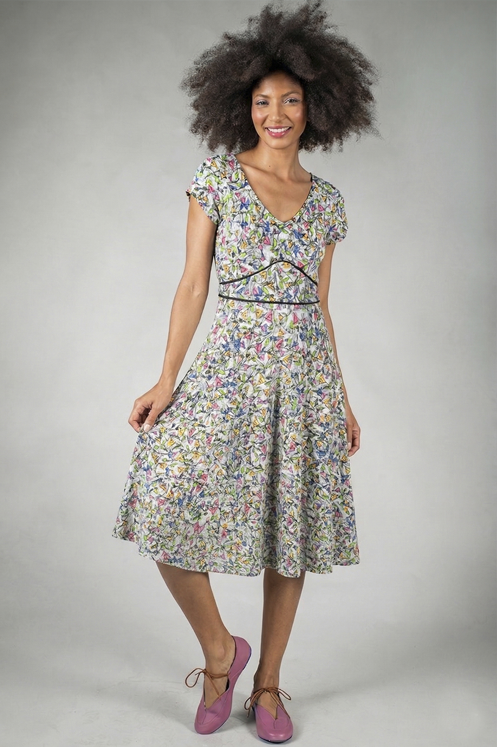 VESTIDO MIDI DE MANGA CURTA COM RECORTE NO BUSTO E NA CINTURA