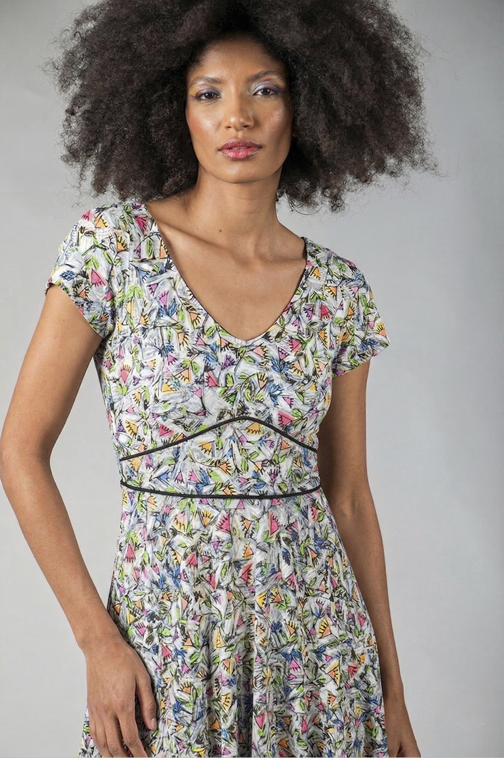 VESTIDO MIDI DE MANGA CURTA COM RECORTE NO BUSTO E NA CINTURA