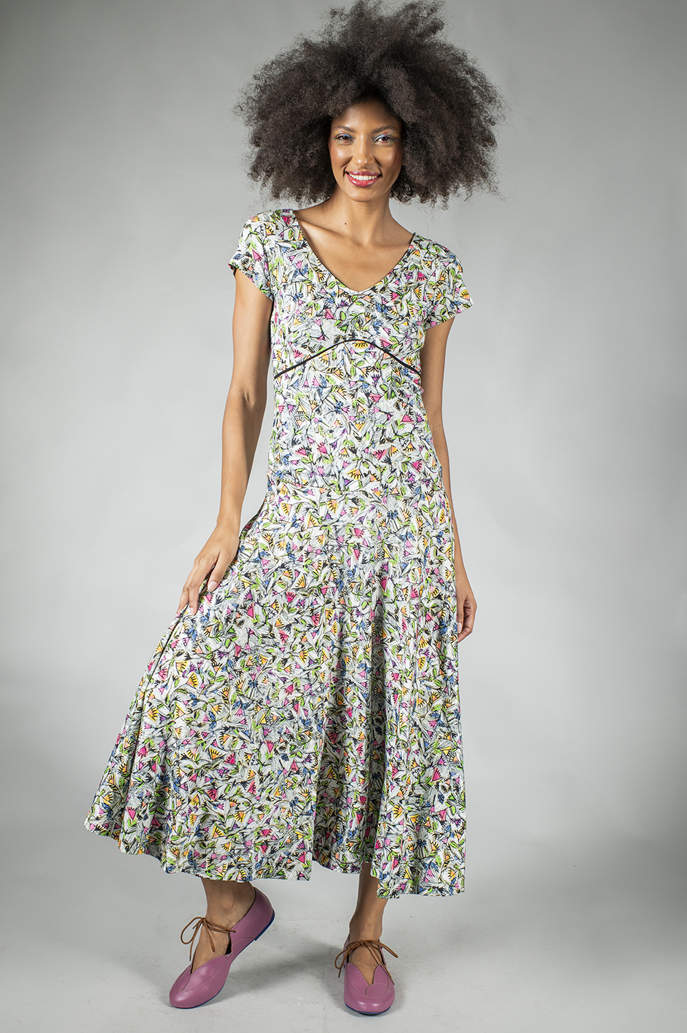 VESTIDO MIDI DE MANGA CURTA COM RECORTE NO BUSTO E NA CINTURA - Imagem 3