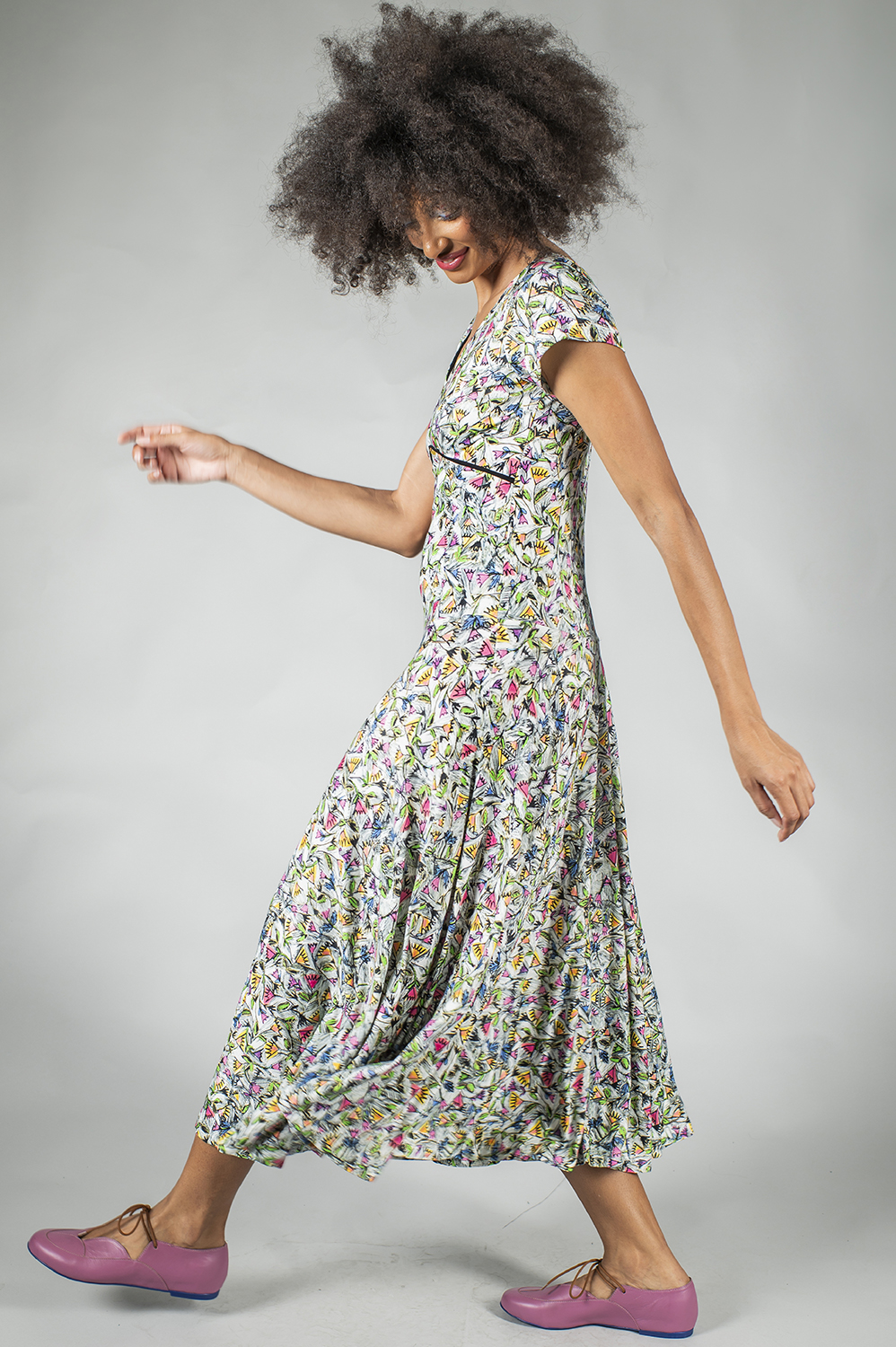 VESTIDO MIDI DE MANGA CURTA COM RECORTE NO BUSTO E NA CINTURA - Imagem 4