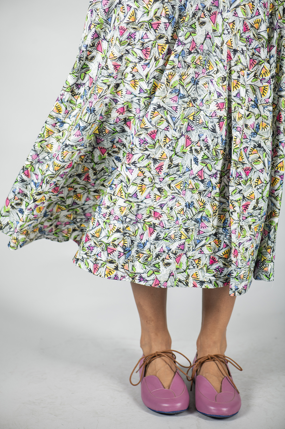 VESTIDO MIDI DE MANGA CURTA COM RECORTE NO BUSTO E NA CINTURA - Imagem 5