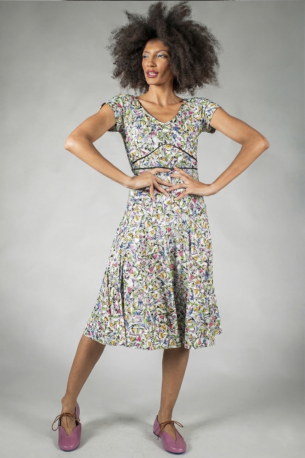 VESTIDO MIDI DE MANGA CURTA COM RECORTE NO BUSTO E NA CINTURA - Imagem 4