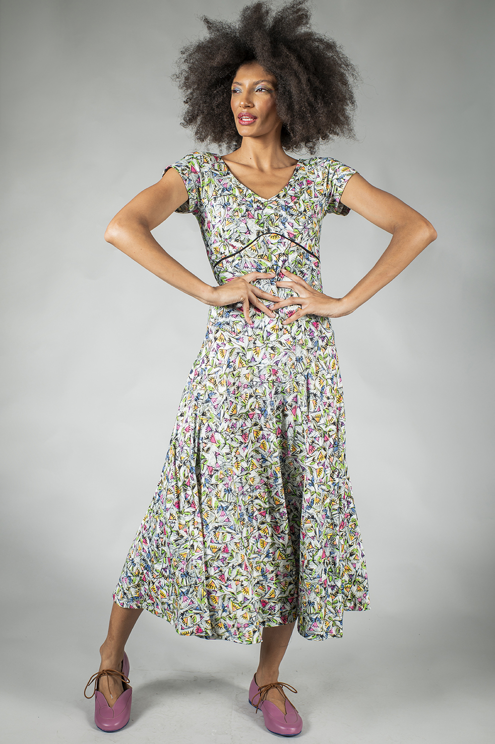 VESTIDO MIDI DE MANGA CURTA COM RECORTE NO BUSTO E NA CINTURA - Imagem 6