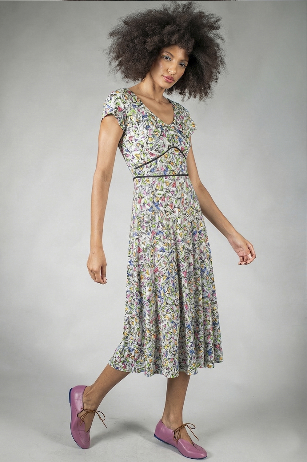 VESTIDO MIDI DE MANGA CURTA COM RECORTE NO BUSTO E NA CINTURA - Imagem 5