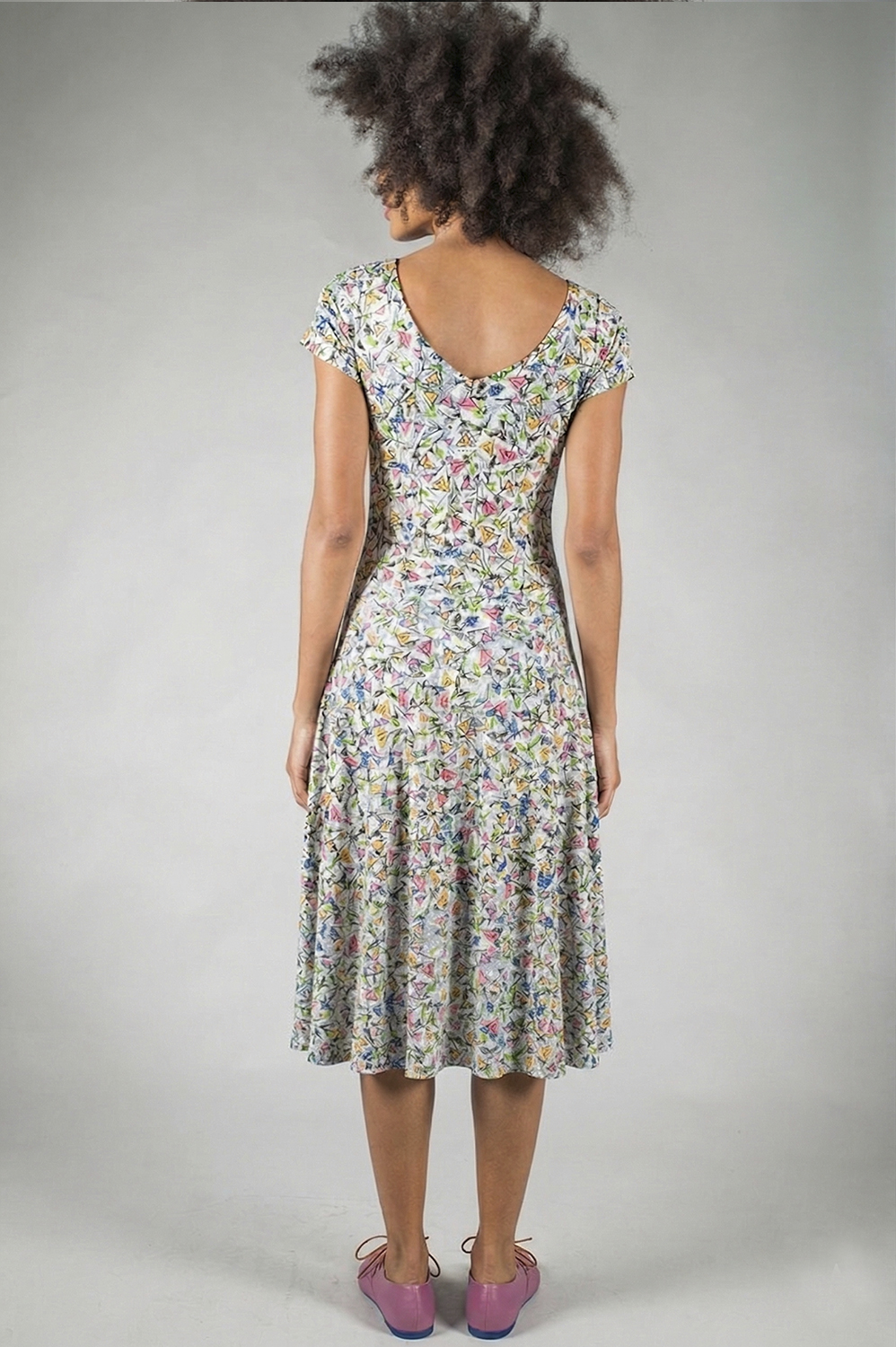 VESTIDO MIDI DE MANGA CURTA COM RECORTE NO BUSTO E NA CINTURA - Imagem 6