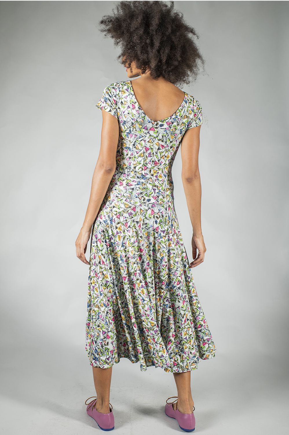 VESTIDO MIDI DE MANGA CURTA COM RECORTE NO BUSTO E NA CINTURA - Imagem 8