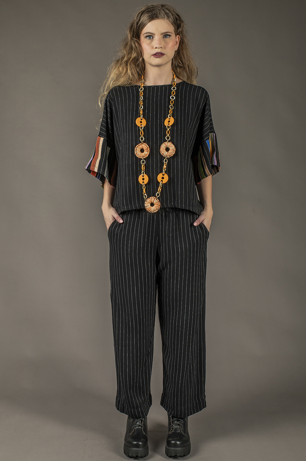 BLUSA COM CUSTOMIZAÇÃO ARTESANAL DE VIES QUADRADA TIPO T-SHIRT COM AMARRAÇÃO DE BOTÃO NO PESCOÇO