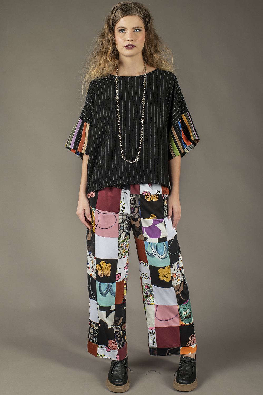 BLUSA COM CUSTOMIZAÇÃO ARTESANAL DE VIES QUADRADA TIPO T-SHIRT COM AMARRAÇÃO DE BOTÃO NO PESCOÇO