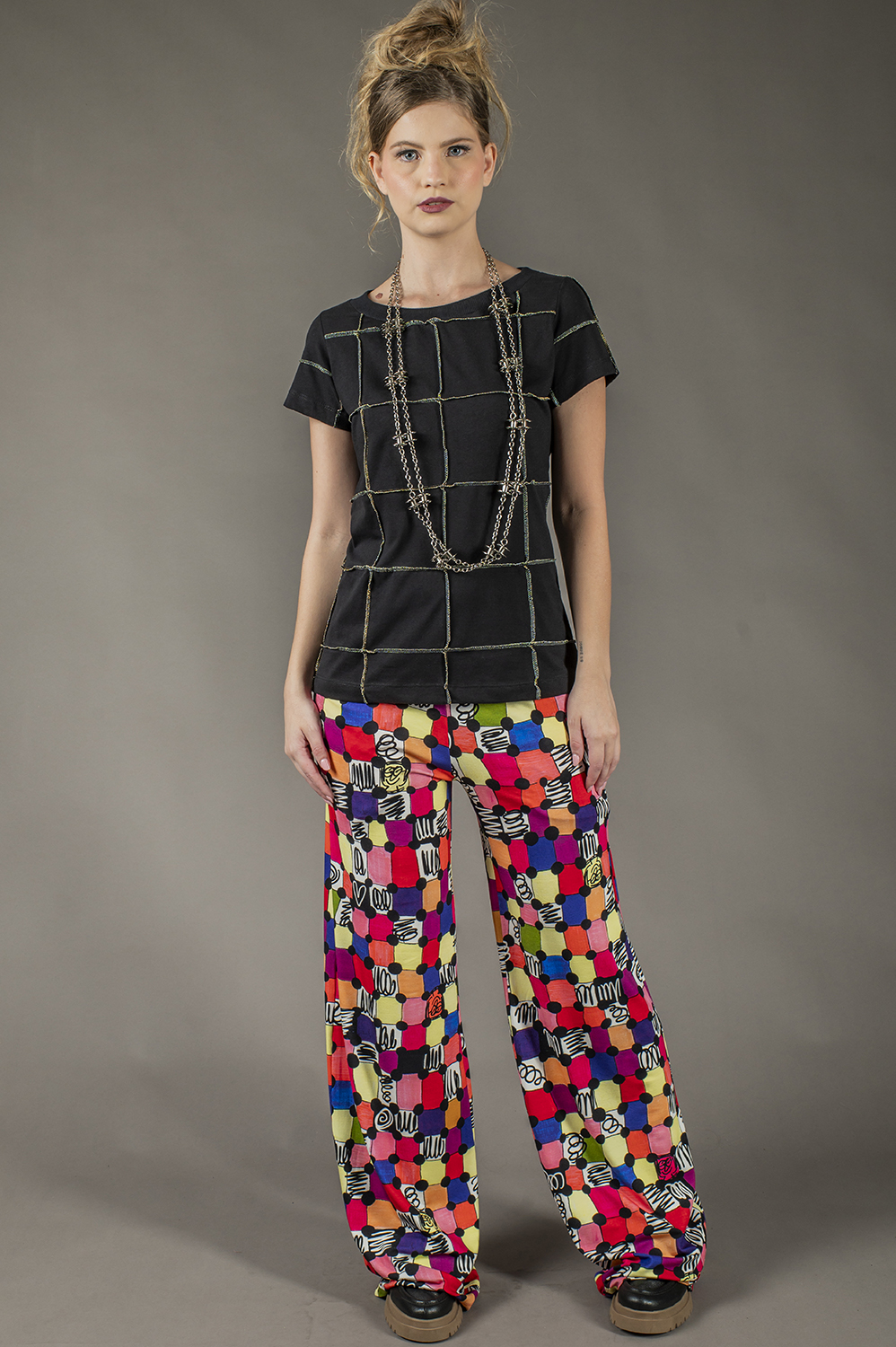 BLUSA DE PATCHWORK COM DETALHES DE COSTURAS METALIZADAS PRA FORA, MAIS CERTINHA, COM DECOTE REDONDO E MANGA CURTA