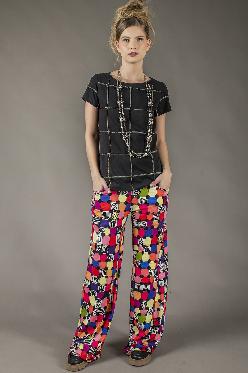 BLUSA DE PATCHWORK COM DETALHES DE COSTURAS METALIZADAS PRA FORA, MAIS CERTINHA, COM DECOTE REDONDO E MANGA CURTA - Imagem 3