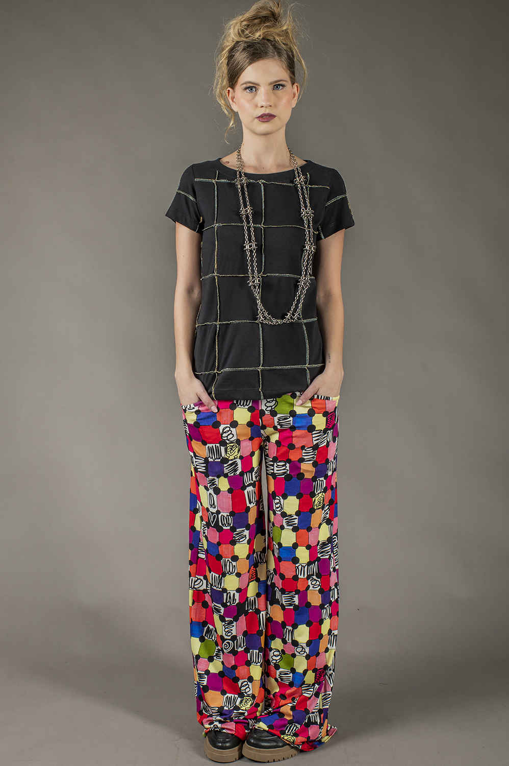 BLUSA DE PATCHWORK COM DETALHES DE COSTURAS METALIZADAS PRA FORA, MAIS CERTINHA, COM DECOTE REDONDO E MANGA CURTA - Imagem 4