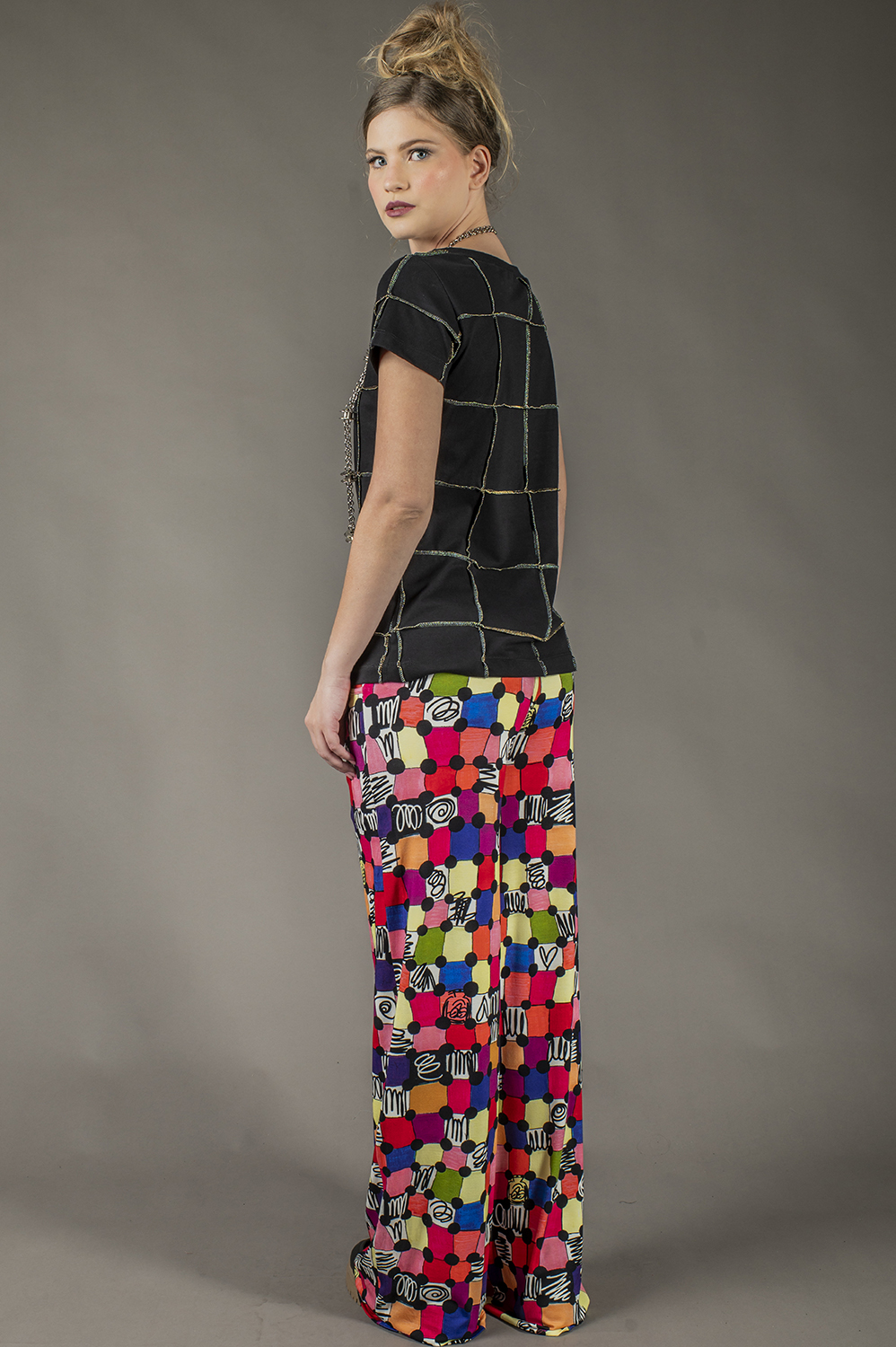 BLUSA DE PATCHWORK COM DETALHES DE COSTURAS METALIZADAS PRA FORA, MAIS CERTINHA, COM DECOTE REDONDO E MANGA CURTA - Imagem 6