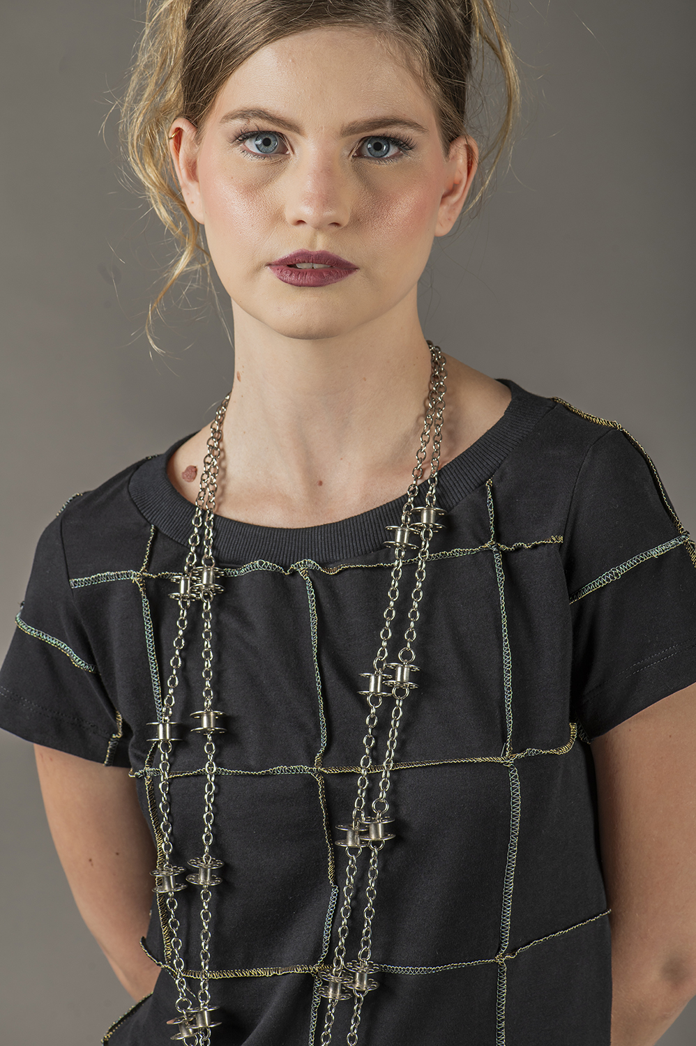 BLUSA DE PATCHWORK COM DETALHES DE COSTURAS METALIZADAS PRA FORA, MAIS CERTINHA, COM DECOTE REDONDO E MANGA CURTA - Imagem 5