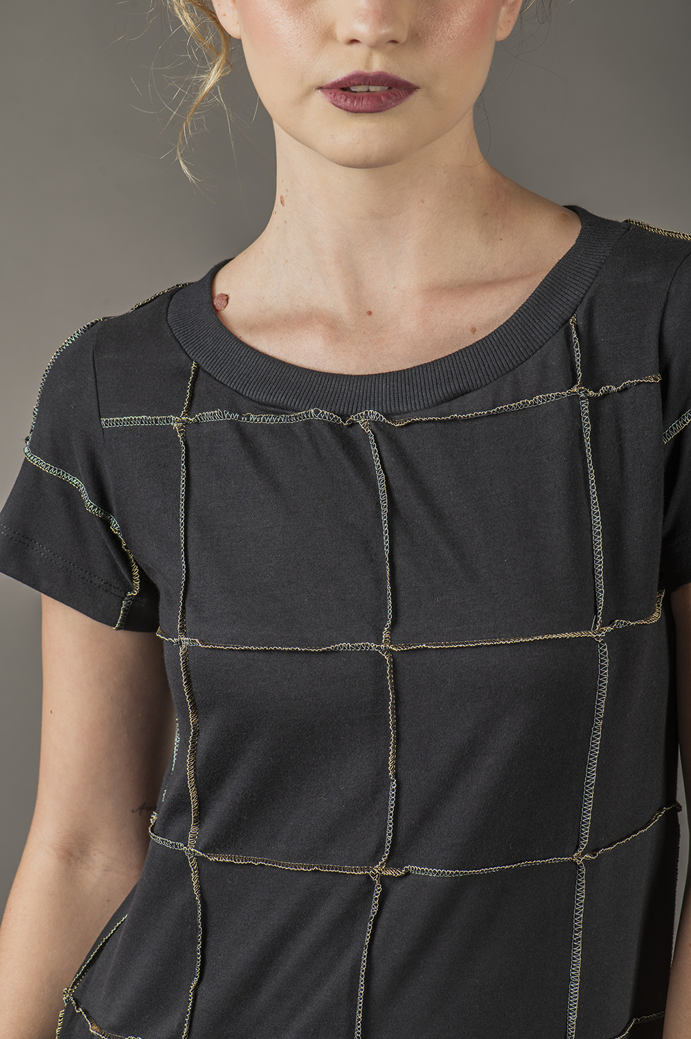 BLUSA DE PATCHWORK COM DETALHES DE COSTURAS METALIZADAS PRA FORA, MAIS CERTINHA, COM DECOTE REDONDO E MANGA CURTA