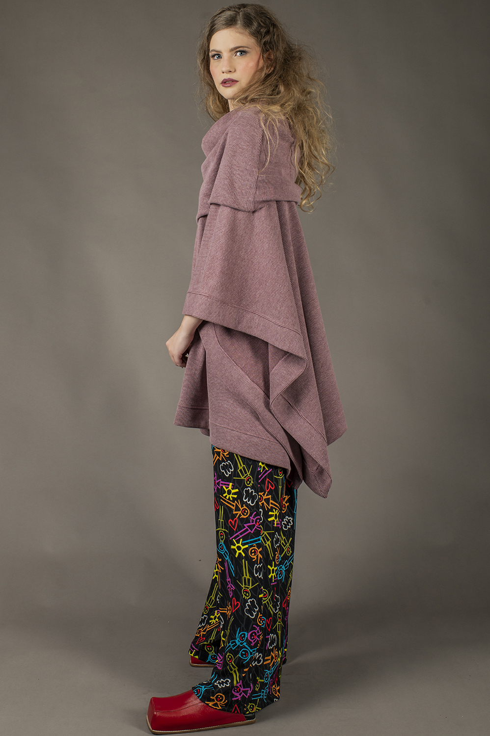 CASACO PONCHO HALOWEEN COM SUPER GOLA QUE PODE SER CAPUZ - Imagem 3