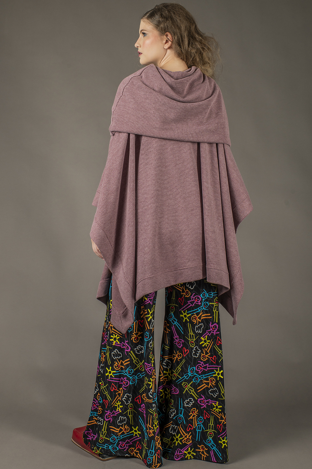 CASACO PONCHO HALOWEEN COM SUPER GOLA QUE PODE SER CAPUZ - Imagem 5