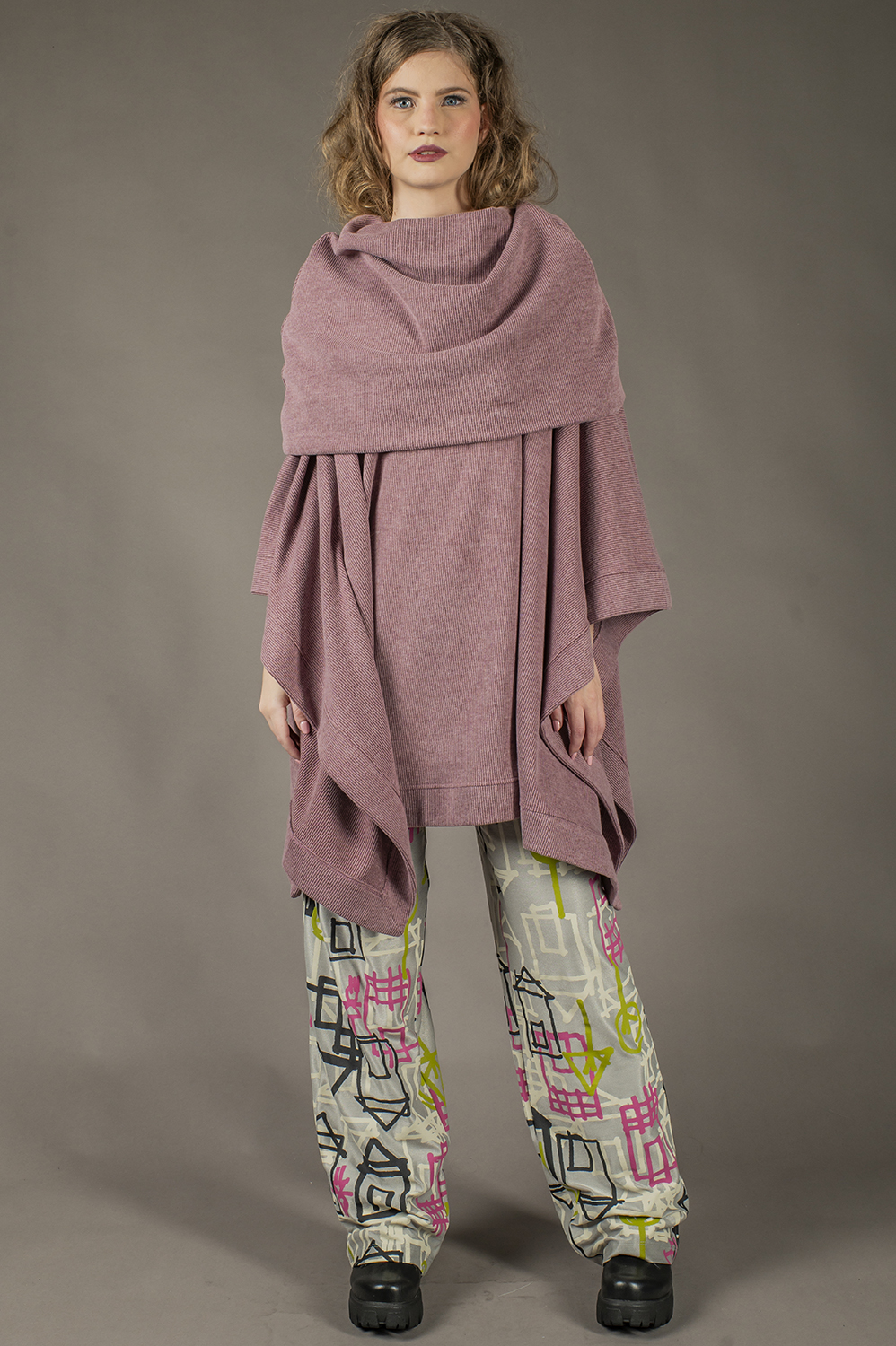 CASACO PONCHO HALOWEEN COM SUPER GOLA QUE PODE SER CAPUZ