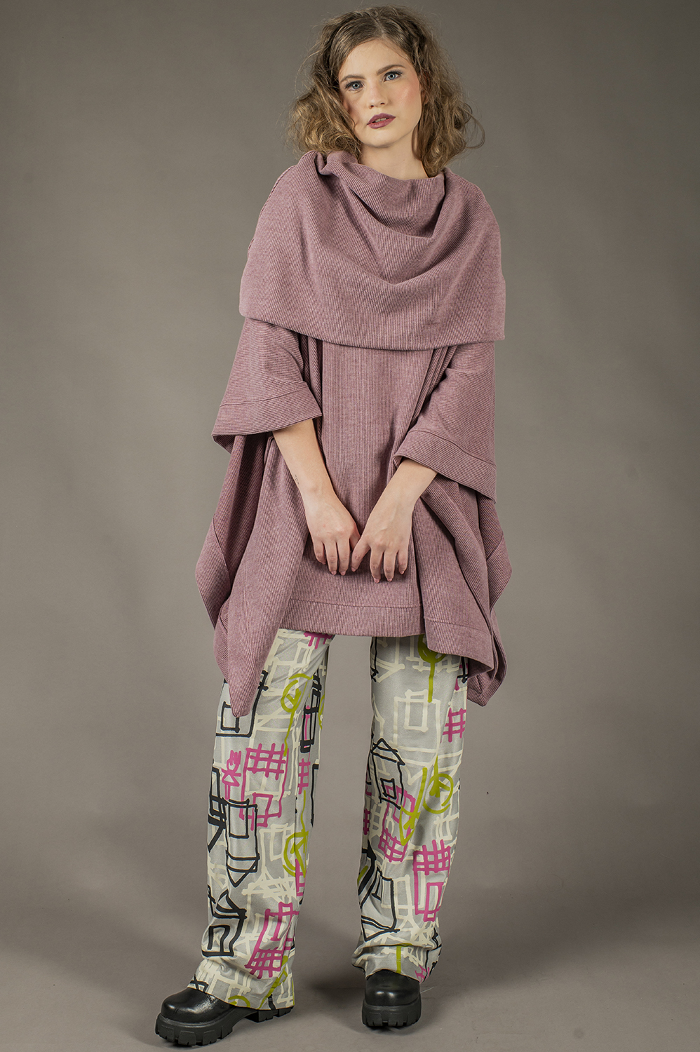 CASACO PONCHO HALOWEEN COM SUPER GOLA QUE PODE SER CAPUZ - Imagem 4