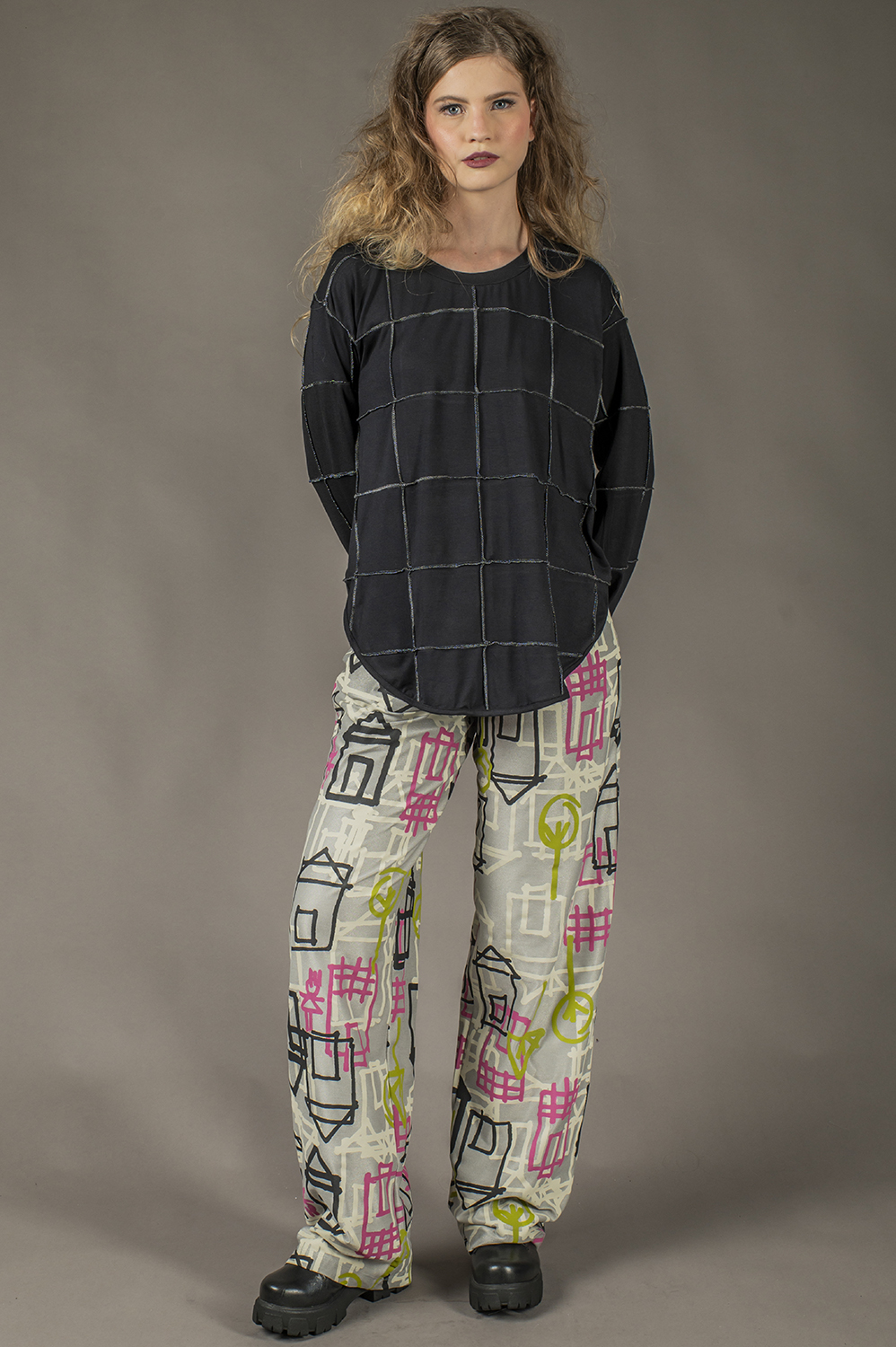 BLUSA DE PATCHWORK COM DETALHES DE COSTURAS METALIZADAS PRA FORA, SOLTONA TIPO BATA, COM A BARRA ARREDONDADA E MANGA LONGA