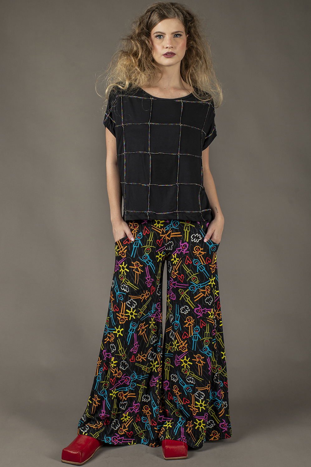 BLUSA DE PATCHWORK COM DETALHES DE COSTURAS METALIZADAS PRA FORA, SOLTINHA LEVEMENTE MULLET COM CAVA JAPONESA