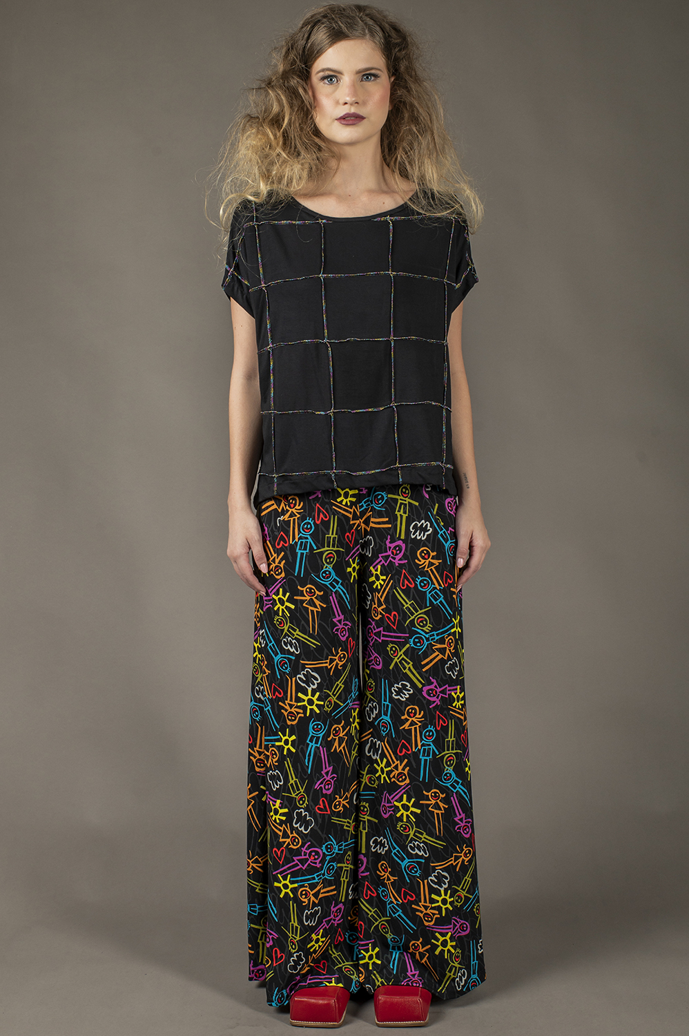 BLUSA DE PATCHWORK COM DETALHES DE COSTURAS METALIZADAS PRA FORA, SOLTINHA LEVEMENTE MULLET COM CAVA JAPONESA - Imagem 3