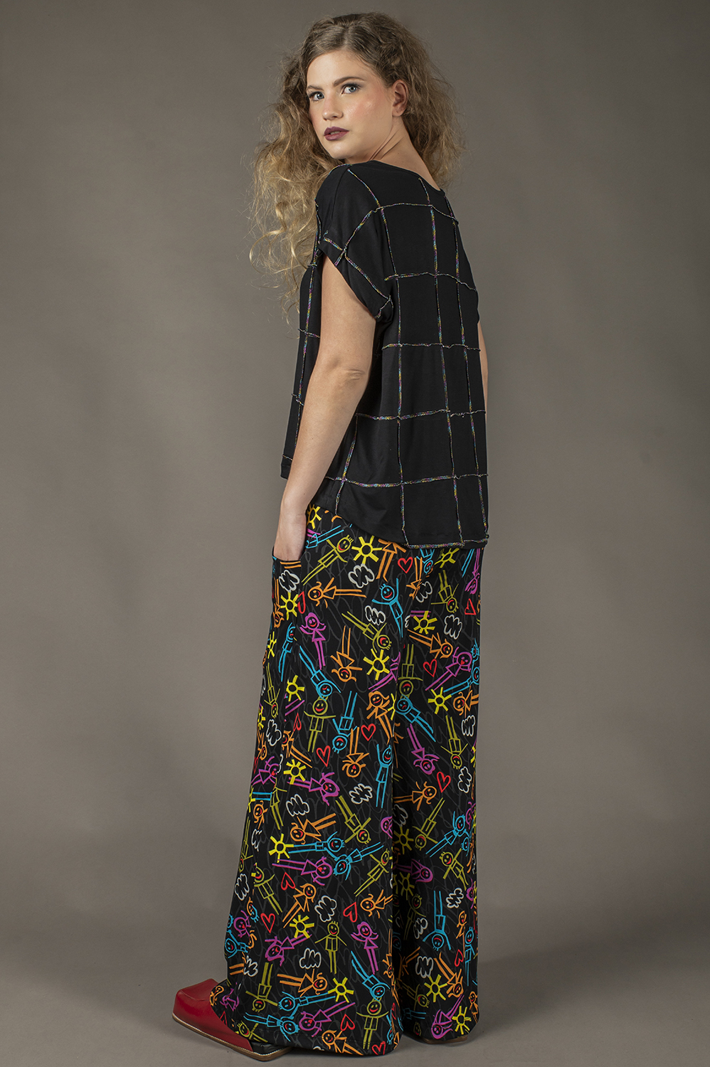 BLUSA DE PATCHWORK COM DETALHES DE COSTURAS METALIZADAS PRA FORA, SOLTINHA LEVEMENTE MULLET COM CAVA JAPONESA - Imagem 4