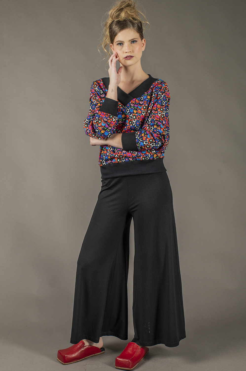 CALÇA PANTACOURT COM BOCA LEVEMENTE SINO